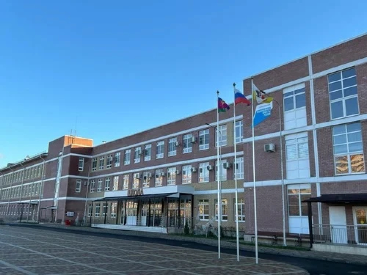Главный вход школы.